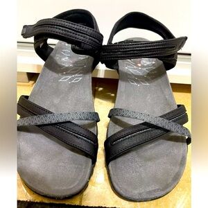 Merrell Women's Size 10  Strappy Sandals Hiking Shoes very comfy black leather